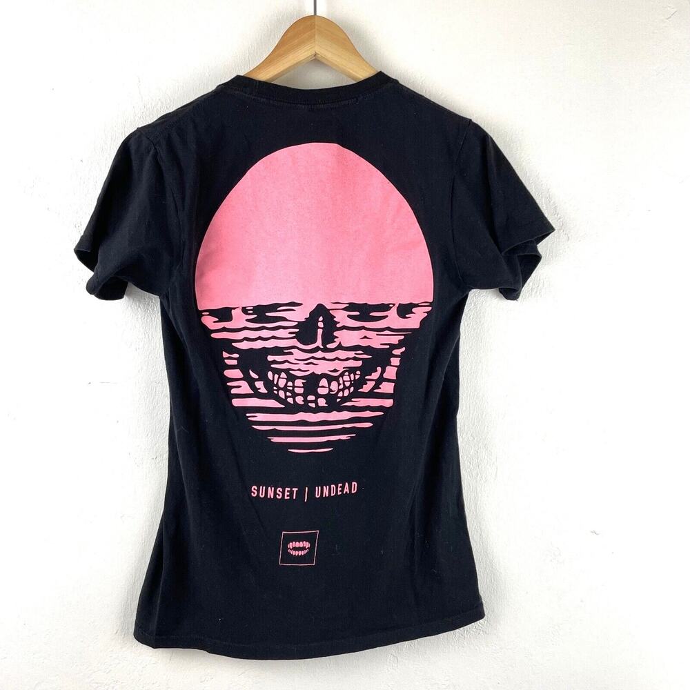 Chomp T-Shirt Size Small Black‎ Pink Sunset Undead Skull